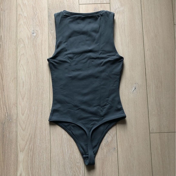 Aritzia Babaton Contour 90s Bodysuit in Dark Gray Size XS - Picture 4 of 11